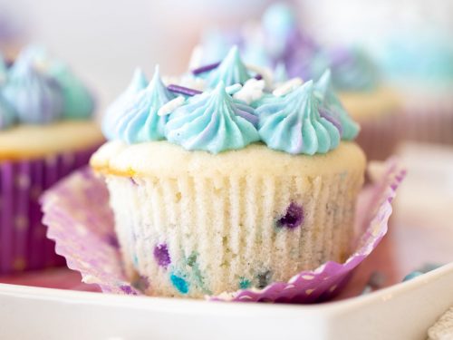 Cupcake con zuccherini colorati (funfetti cupcakes) e frosting